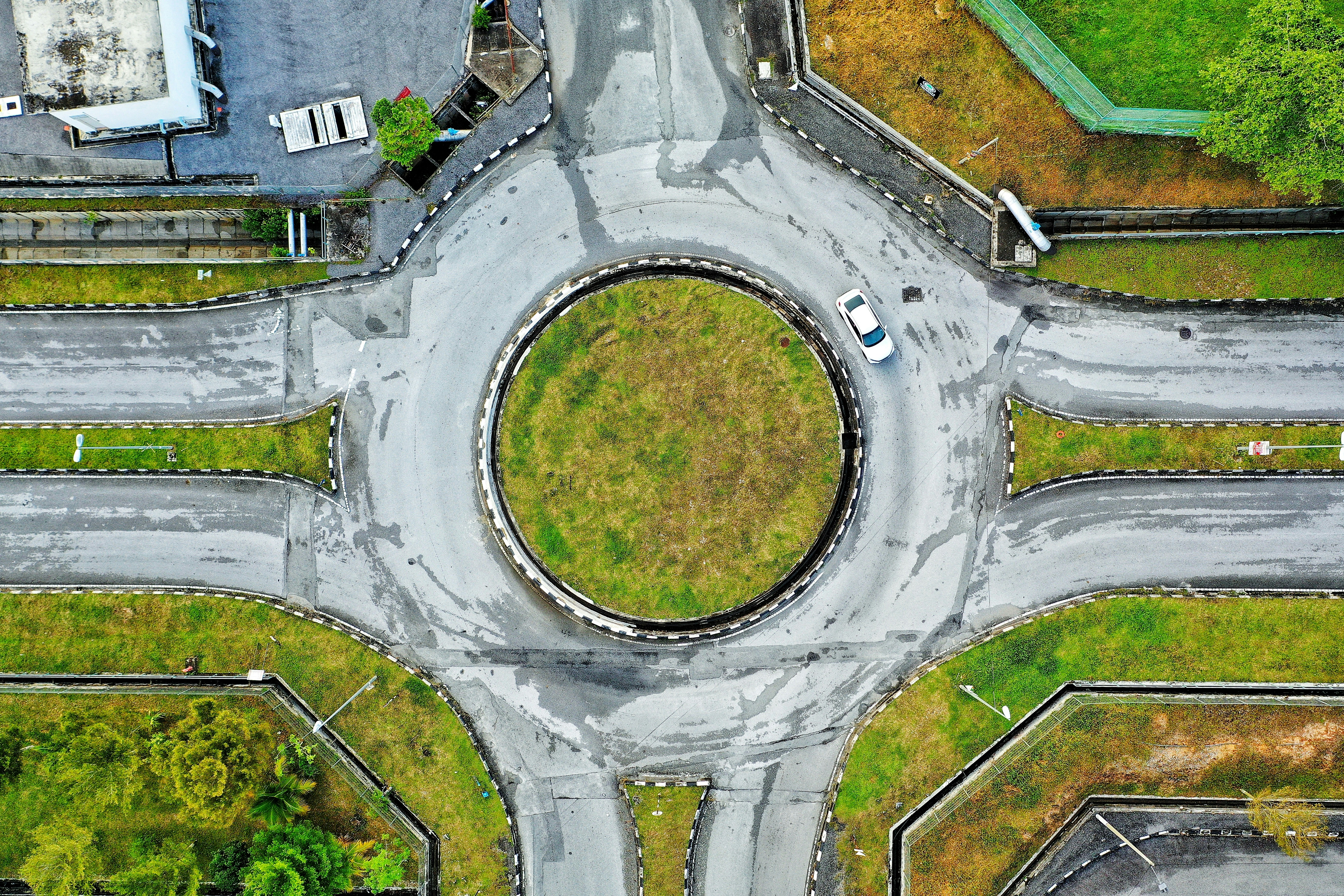 Roundabout on the exam – indicators and lanes